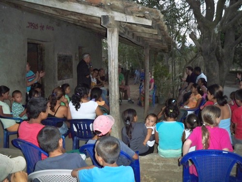 Pastor Donatilo ministrando a los ni&ntilde;os en pueblito de Guayavira