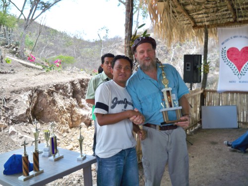 Entregando premios